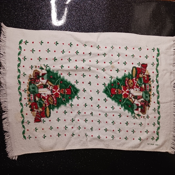Vintage Set of 2 Different Christmas Hand Towels. - Picture 2 of 9